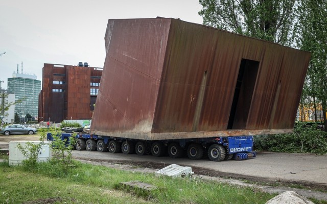 Gdańsk. 22.05.2022 r. "Bramy" przy Europejskim Centrum Solidarności w Gdańsku zmieniają lokalizację. Gdzie trafią?