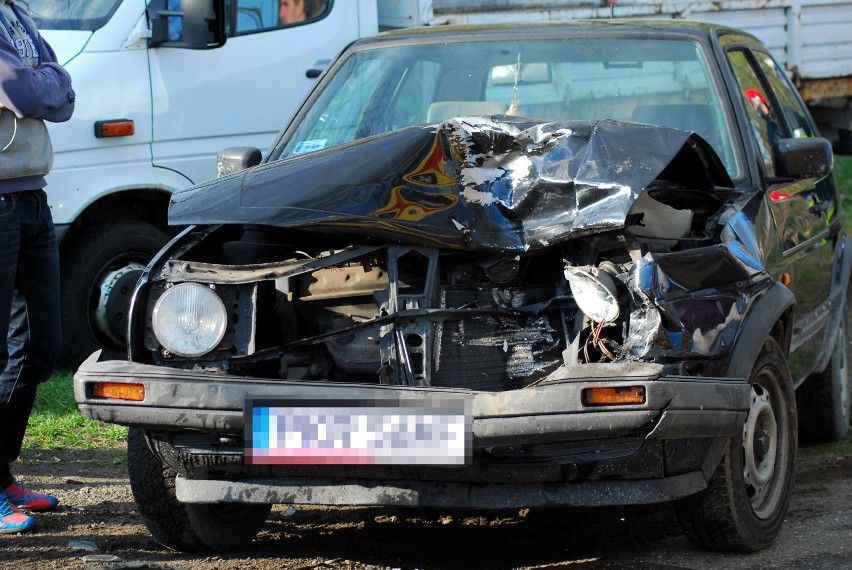 Wypadek w Wilczy: Zderzenie dwóch samochodów i motocykla