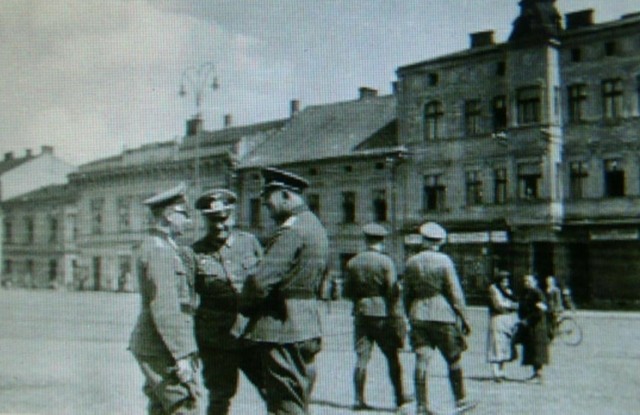 8 października 1939 roku Oświęcim dekretem Hitlera został wcielony do III Rzeszy. Jego nazwa  została zmieniona przez okupanta na Auschwitz. Niemieccy żołnierze na Rynku w Oświęcimiu
