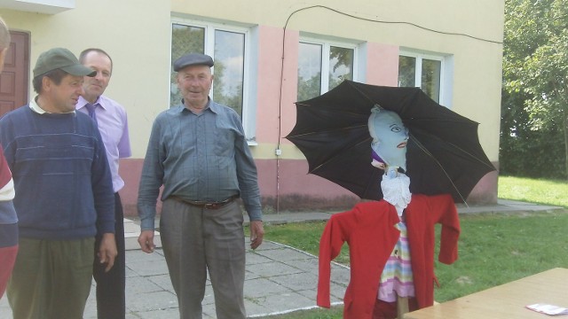 Latem mieszkańcy Brzozówki protestowali przed budynkiem szkoły. Zimą wezmą udział w referendum