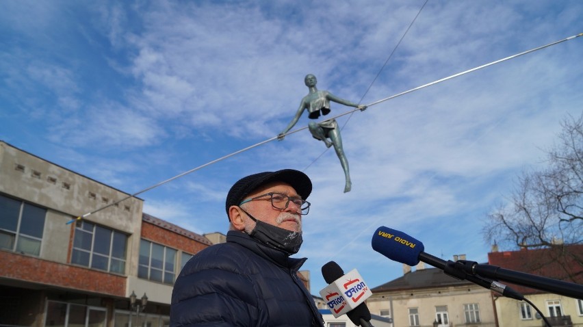 Pierwsze balansujące rzeźby Jerzego Kędziory zawisły na...