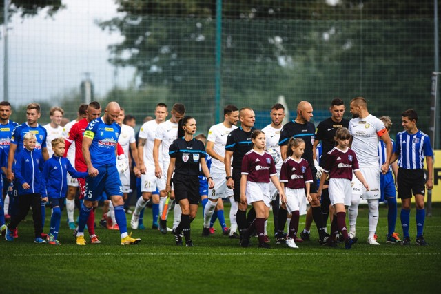 Piłkarze Puszczy i Sandecji przed meczem na stadionie w Niepołomicach