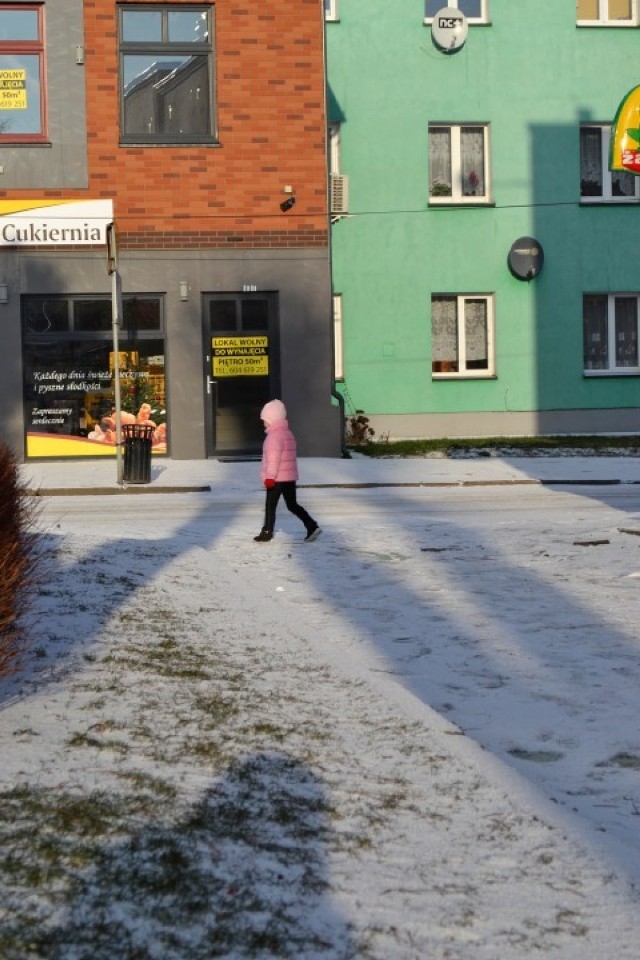 Nowy Dwór Gdański. Trudne warunki do jazdy to efekt porannych opadów śniegu.