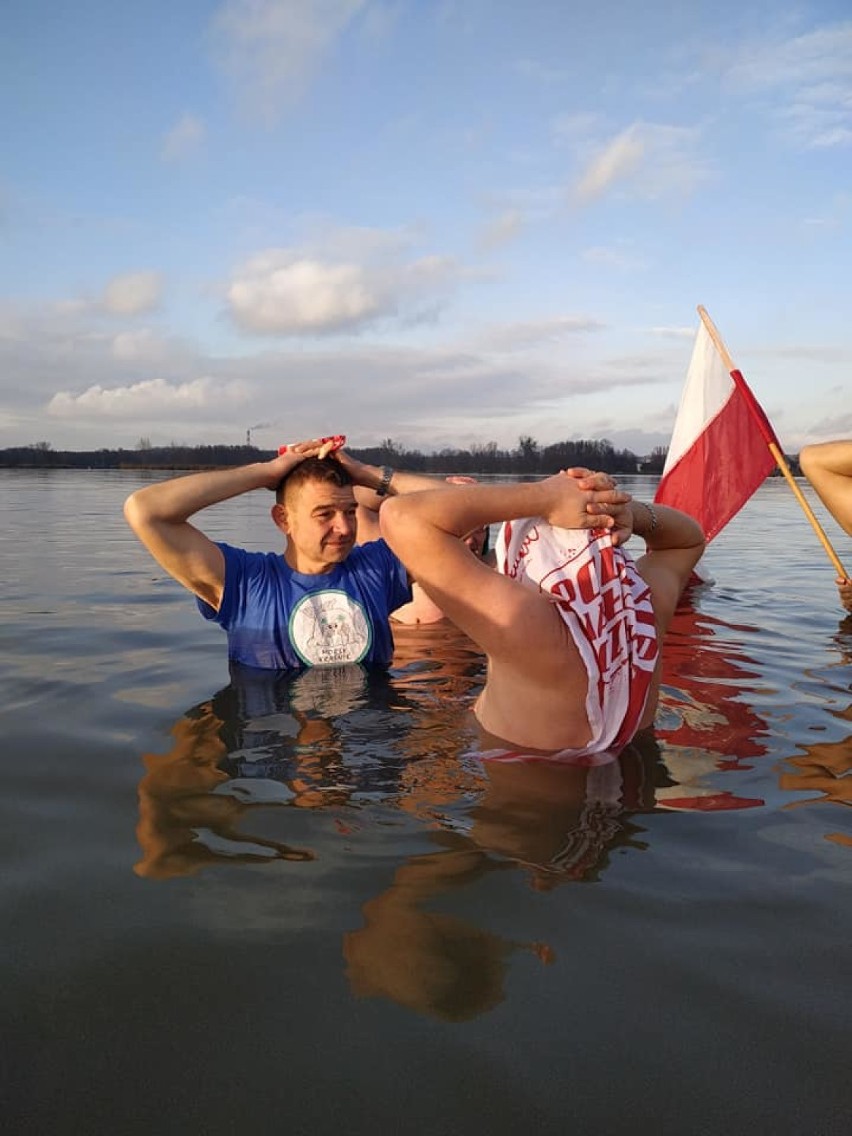 Kraśnicki Klub Morsów uczcił Święto Niepodległości w swoim stylu! Zobaczcie zdjęcia z morsowania z kraśnickim zalewie