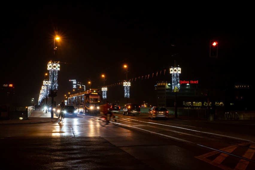 Kraków pięknie przystrojony na święta. Nocą robi wrażenie [ZDJĘCIA]