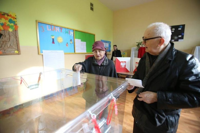 Oto 10 obwodowych komisji wyborczych z największą frekwencją...