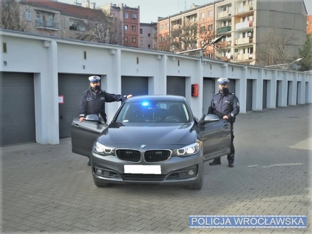 Sierżant sztabowy Mateusz Rzepecki i sierżant sztabowy Paweł Parulewicz z Wydziału Ruchu Drogowego Komendy Miejskiej Policji we Wrocławiu