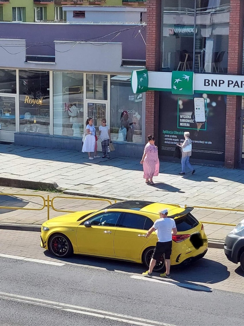 Wałbrzyski radny zaparkował w zatoce autobusowej. Wyjaśnia, że jako wolontariusz miał do tego prawo. Czy na pewno?