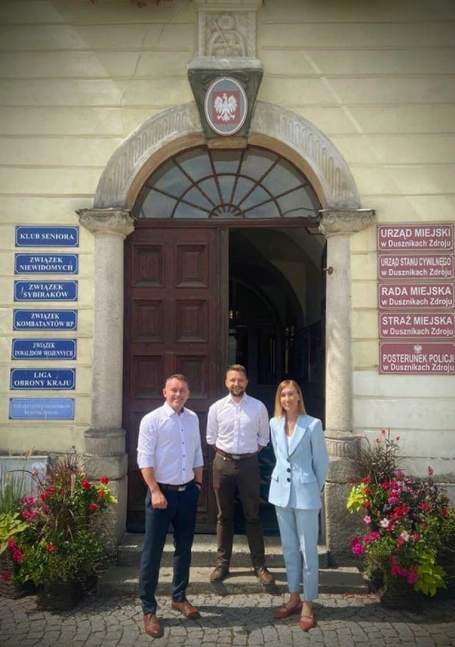 Paweł Gawlak (nowy zastępca burmistrza) Piotr Lewandowski (burmistrz) i Karolina Łuszczki (obecny zastępca burmistrza i sekretarz)