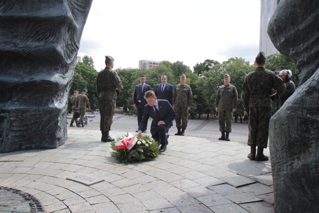 O przebiegu defilady „Wierni Polsce”, którą MON organizuje z okazji Święta Wojska Polskiego oraz 100. rocznicy wybuchu powstań śląskich, 15 sierpnia, minister Mariusz Błaszczak poinformował 11 lipca na konferencji w Katowicach