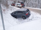 Wypadek w Rybakach w gminie Somonino - potrącił rowerzystę i wylądował w rowie