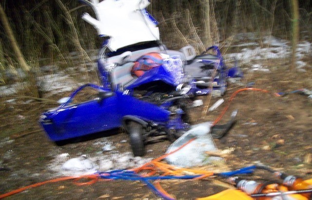 Śmiertelny wypadek w Wólce. Opel corsa uderzył w drzewo