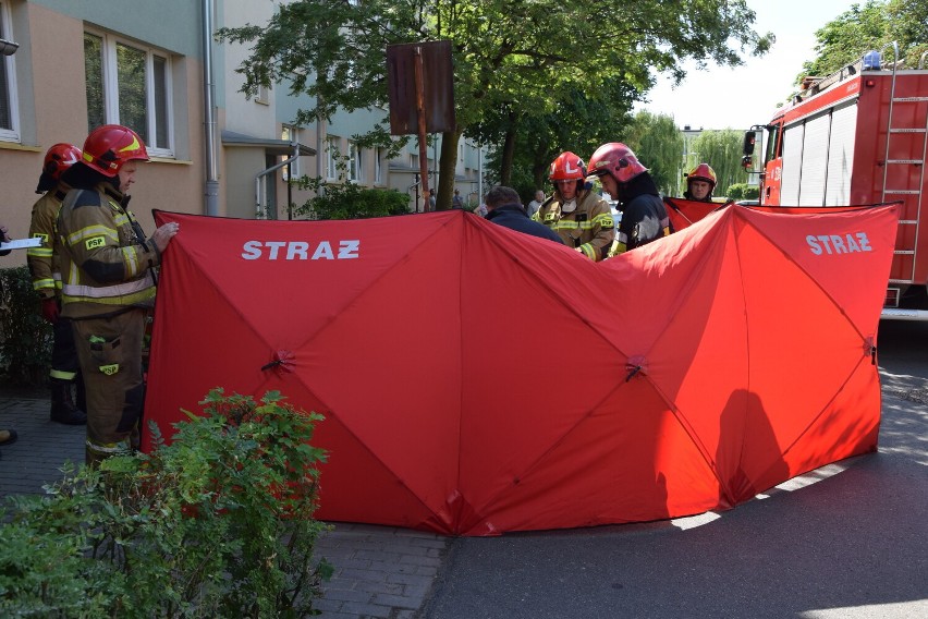 Pożar w bloku przy ul. Łokietka w Sieradzu. Jedna osoba trafiła do szpitala. Jakie straty? ZDJĘCIA