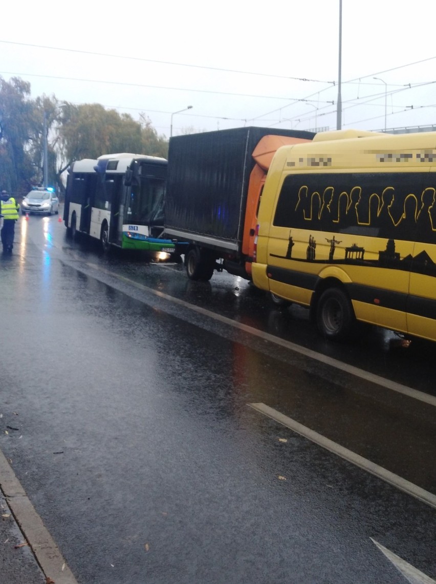 Stłuczka na Gdańskiej. Uważajcie! Ślisko na drogach