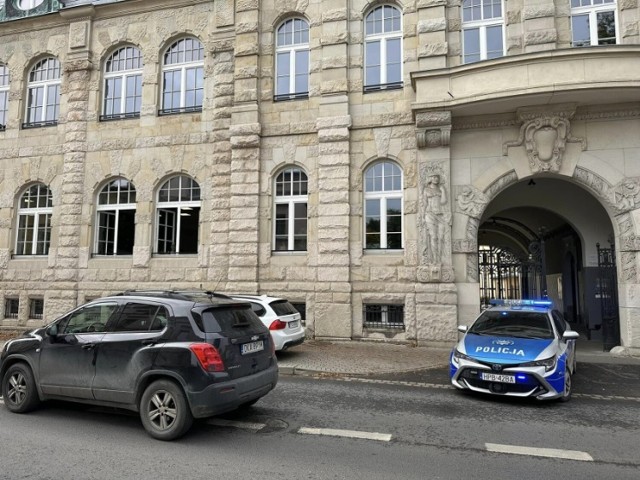 Groził, że się podpali w bibliotece w Kamiennej Górze. Do tragedii nie dopuścili pracownicy biblioteki i policjanci