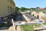 Trwa budowa wyczekiwanej hali sportowej w Gronowie. Konieczna były poprawki w projekcie. Kiedy obiekt powstanie?