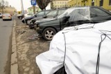 Po stłuczce na Sowińskiego bałagan zagraża kierowcom