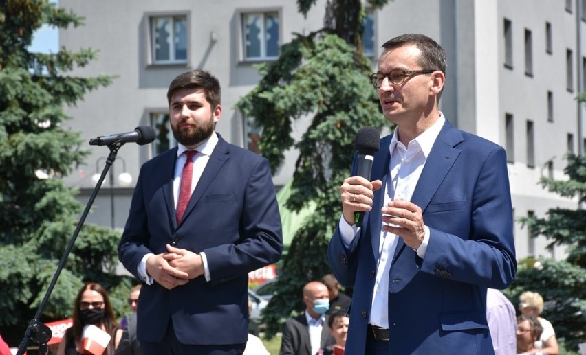 Premier Mateusz Morawiecki wręczył  symboliczne czeki  samorządowcom w Chełmie – zobaczcie zdjęcia