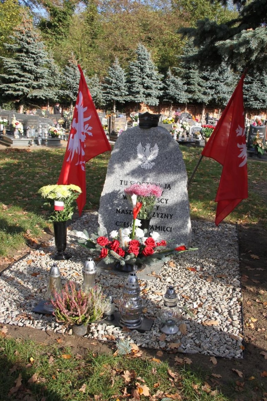 Gmina Kościan kupiła od producentów kwiaty, które trawiły na groby powstańców