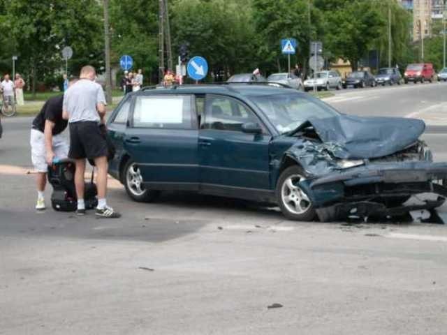 Wypadek w Ostrowcu Św. Zderzyły się dwa auta [zdjęcia]