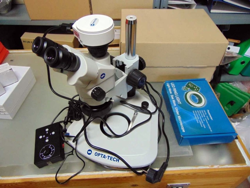 Mikroskop stereoskopowy do opracowywania zabytków.