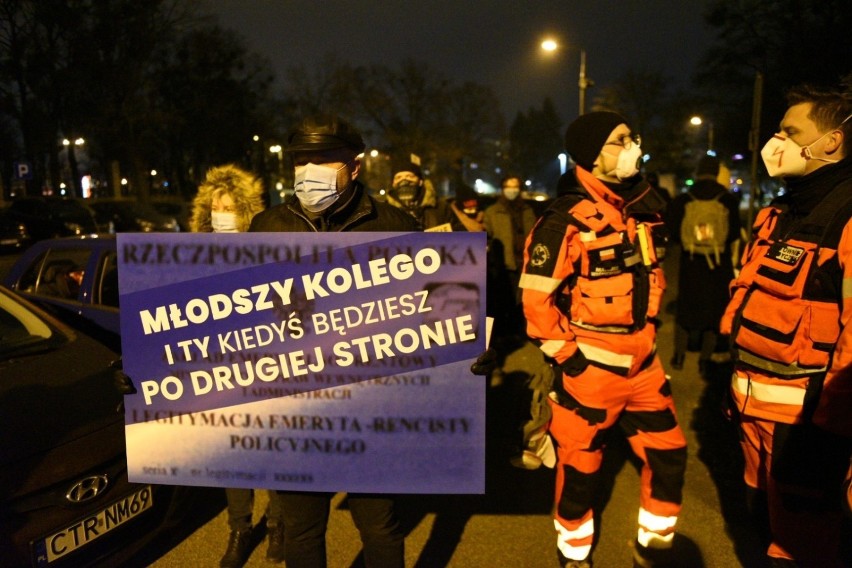 Protestacyjny briefing prasowy przed Komendą Miejską Policji w Toruniu