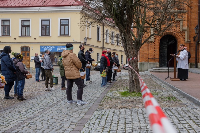 Święcenie pokarmów w Tarnowie. Piękna tradycja Wielkiej Soboty z powodu pandemii odbywała się na placach przed kościołami [ZDJĘCIA]