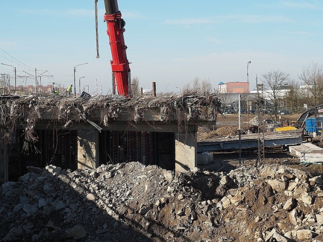 W nocy z 23 na 24 lutego rozpoczęła się rozbiórka północnego wiaduktu na ul. Przybyszewskiego. Znika część nad torami kolejowymi.

ZOBACZ ZDJĘCIA
