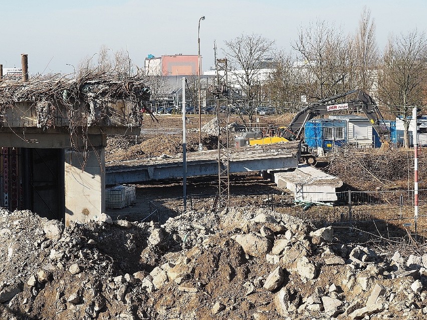 Wiadukt na ul. Przybyszewskiego rozbierany nad torami kolejowymi. Robotnikom idzie szybciej niż planowali ZDJĘCIA