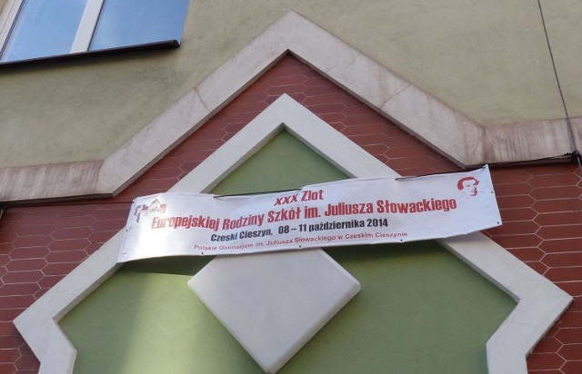 Transparent nad wejściem do Gimnazjum w Czeskim Cieszynie. Fot. Adrianna Adamek-Świechowska