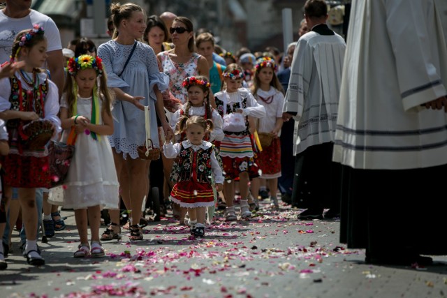 Boże Ciało w Krakowie 2018. Dzieci sypały kwiatki