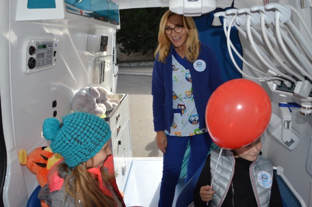Od 1 października opolskie dzieci z małych miejscowości będą mogły leczyć zęby w dentobusie, który odwiedzi ich szkołę.