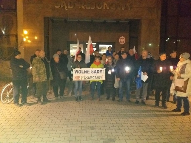 Protest przed sadem w Jędrzejowie