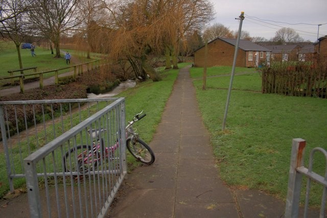 Źródło: http://commons.wikimedia.org/wiki/File:Footpath_to_Back_of_Housing_-_geograph.org.uk_-_665399.jpg