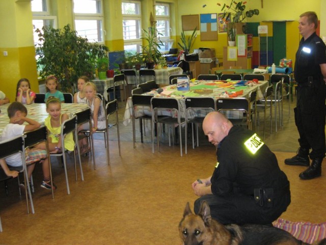 Policja w Rybniku: uczyli dzieciaki, jak bezpiecznie spędzić wakacje.