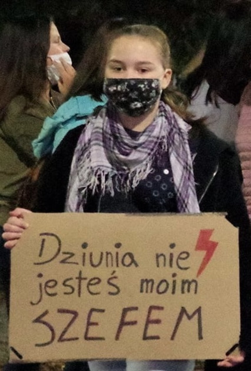 Strajk kobiet w Suwałkach. Najlepsze hasła protestu kobiet przeciwko zaostrzeniu praw aborcyjnych [Zdjęcia]