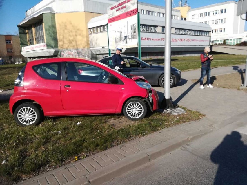 Skierniewice. Kobieta miała 3,7 promila. Doprowadziła do kolizji, a ucieczkę zakończyła na słupie