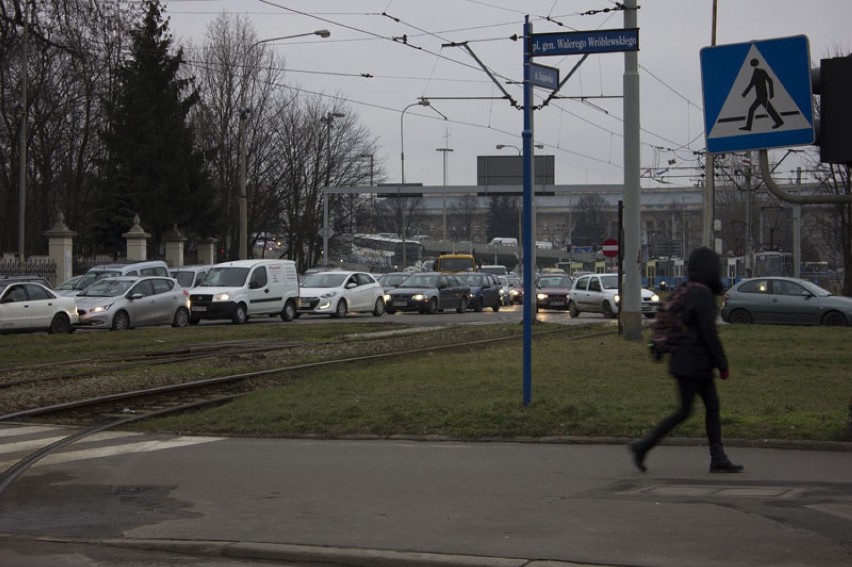 Zderzenie dwóch tramwajów przy pl. Wróblewskiego. Duże utrudnienia [ZDJĘCIA]