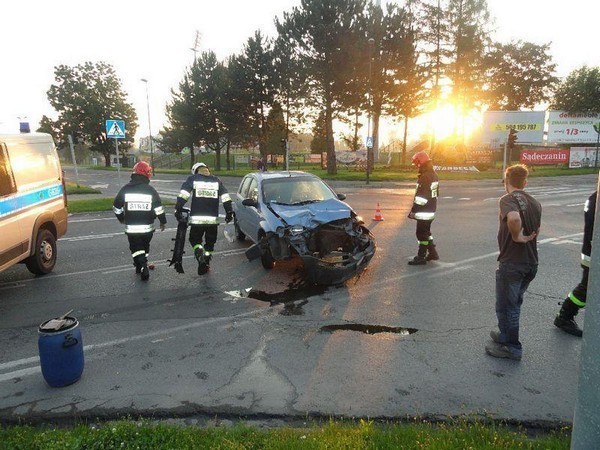 Kolizja na rondzie koło szpitala w Nowym Sączu: zderzenie osobówki z ciężarówką [ZDJĘCIA]