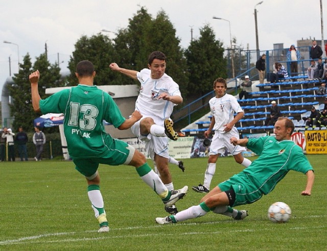 W poprzednim sezonie Błękitni (jaśniejsze stroje) z Gryfem Słupsk zremisowali u siebie 1:1, a na wyjeździe przegrali 0:2.