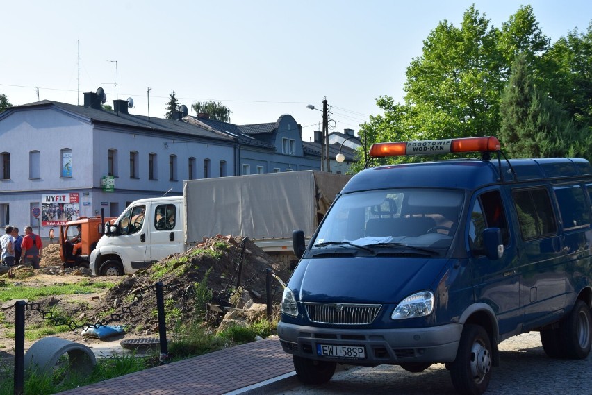 Budowa ronda w Wieluniu. Mieszkańcy centrum miasta bez wody ZDJĘCIA