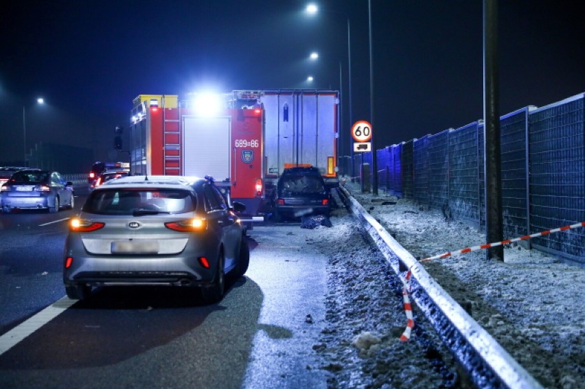 Śmiertelny wypadek na S8. Samochód osobowy wbił się w tira. Zginęła jedna osoba 