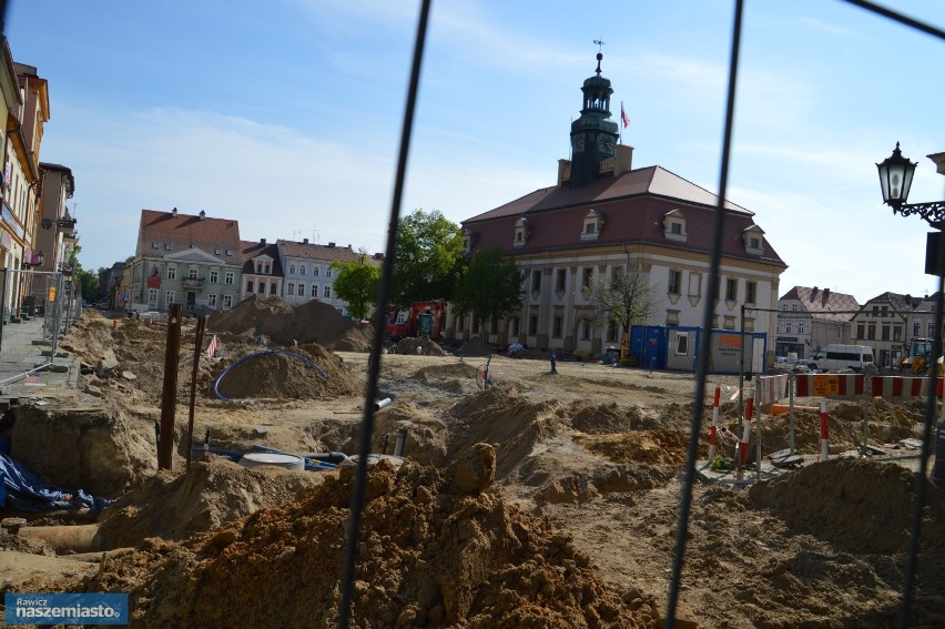 Rawicz. Prace przy rewitalizacji rynku postępują z każdym dniem. Jak obecnie wygląda centrum miasta? [ZDJĘCIA]