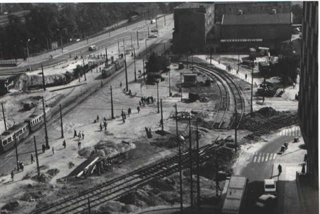 W ulicy Roosevelta, na wysokości kina Bałtyk (wyburzono je w 2002 roku) ułożono dodatkowy trzeci tor tramwajowy dla pojazdów zjeżdżających z ronda i skręcających w ulicę Bukowską.