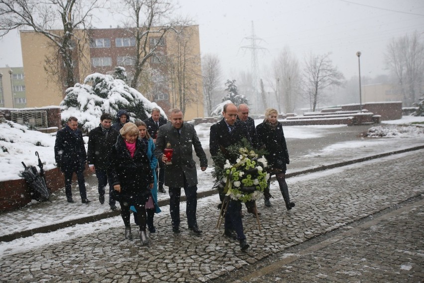 Grzegorz Schetyna w Katowicach złożył kwiaty przy KWK Wujek [ZDJĘCIA]