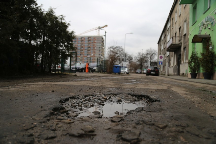 Po tak dziurawych ulicach muszą jeździć kierowcy w Krakowie. Część z nich czeka remont [PRZEGLĄD]
