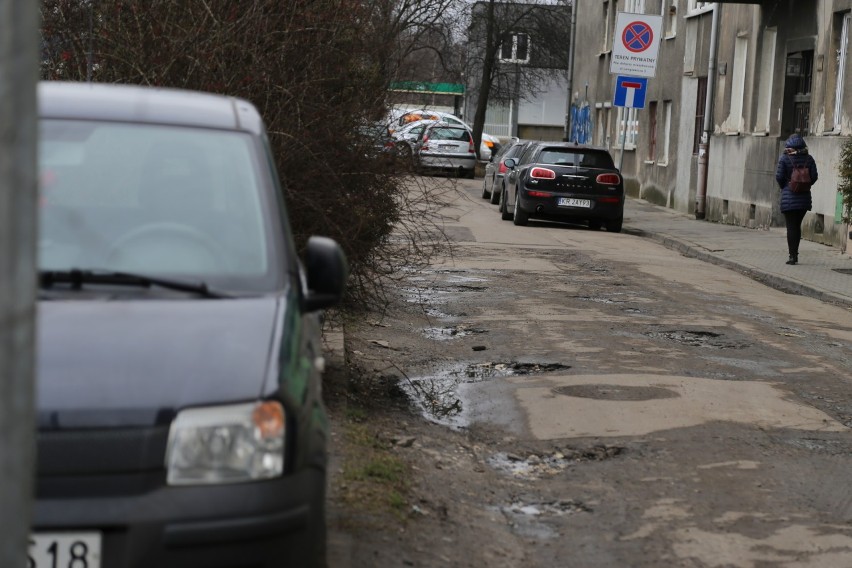 Po tak dziurawych ulicach muszą jeździć kierowcy w Krakowie. Część z nich czeka remont [PRZEGLĄD]