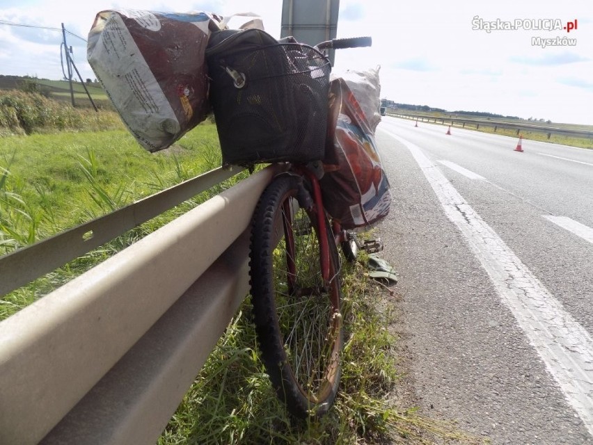 Tragiczny wypadek na DK 1 w Koziegłowach [ZDJĘCIA] Zginął 60-letni rowerzysta