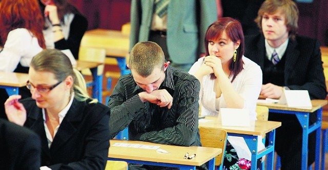 Uczniowie I LO w Jeleniej Górze byli wczoraj skupieni przed egzaminem z polskiego. Dziś koncentracji też nie zabraknie