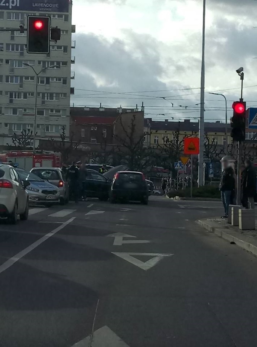 Dwa auta zderzyły się na pl. Żołnierza Polskiego. Jedna osoba poszkodowana